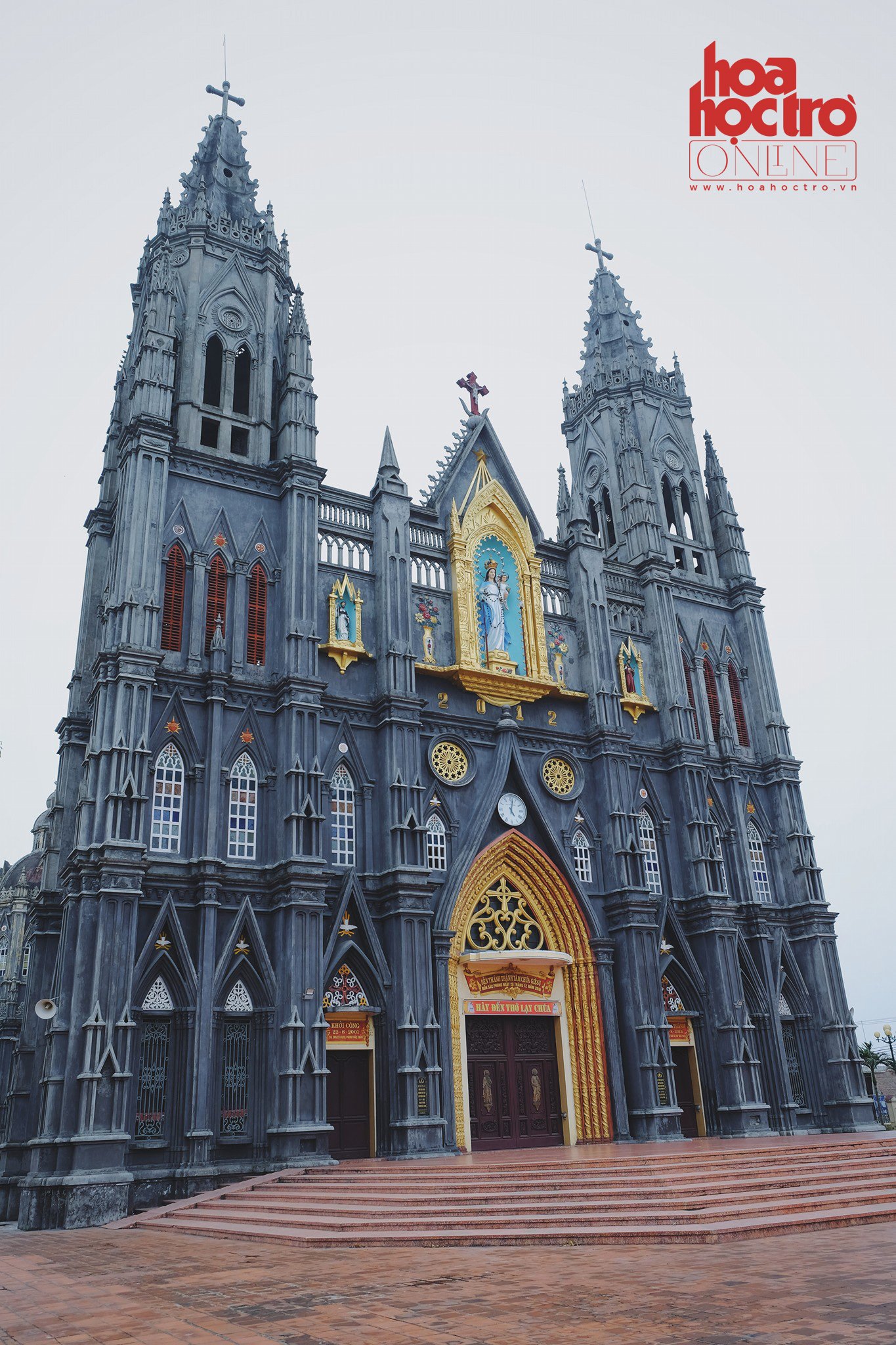 Mặt trước của nhà thờ Hưng Nghĩa - nơi được giới trẻ mệnh danh là "lâu đài băng giá".