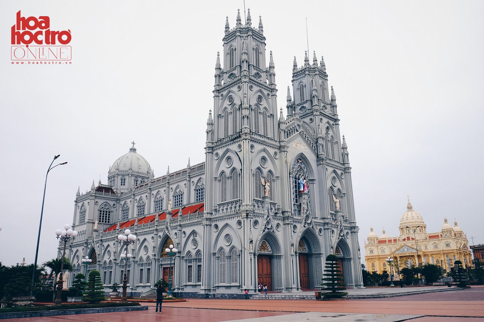 Nhà thờ có chiều dài 75 m, rộng 26 m, cao 28 m và tháp chuông cao 46 m.