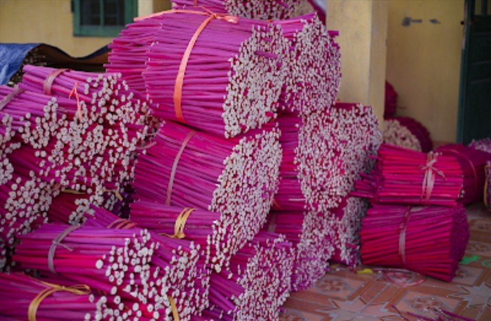 Những nguyên liệu làm đèn ông sao khá đơn giản. Ảnh: V.M