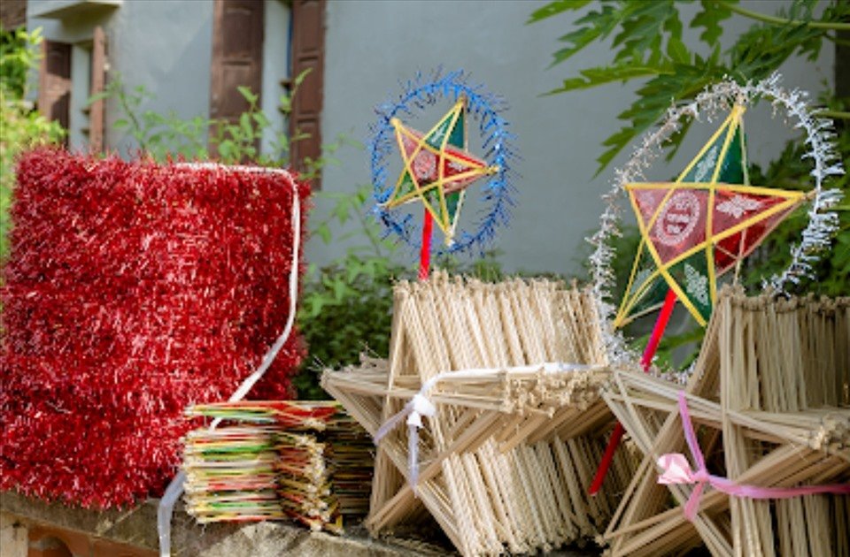 Những nguyên liệu làm đèn ông sao khá đơn giản. Ảnh: V.M