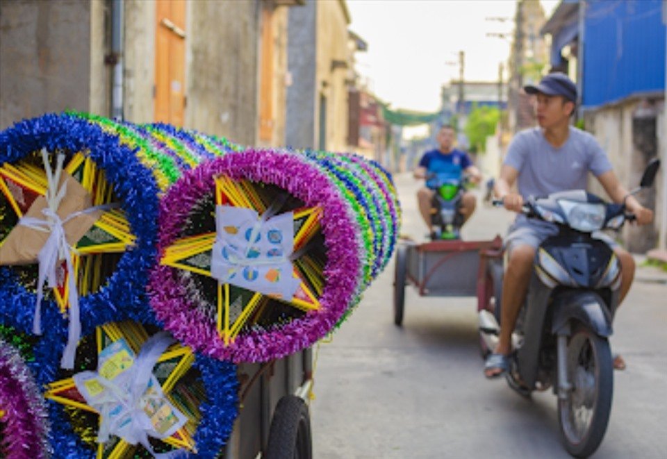 Về đến làng nghề Báo Đáp là thấy Trung thu. Ảnh: V.M