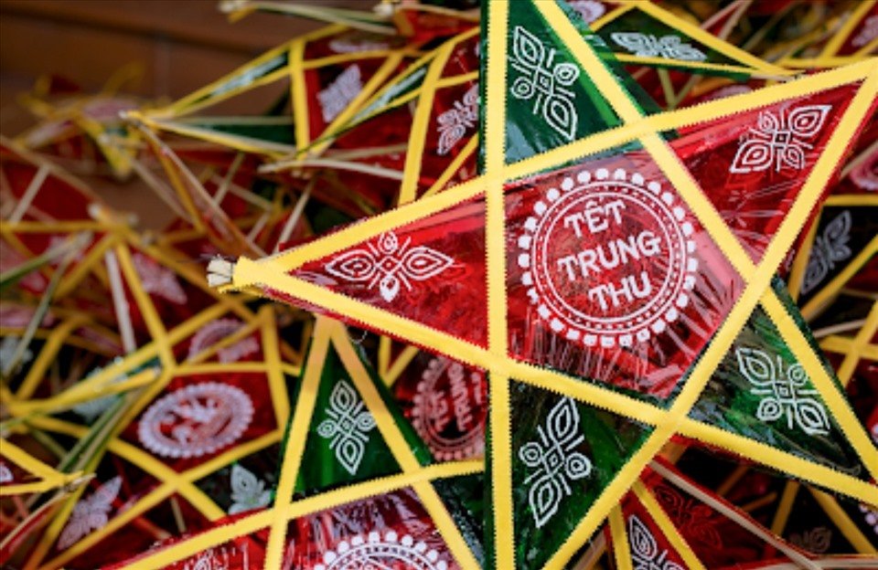 Năm nay, đèn ông sao của làng Báo Đáp lại đắt khách như chưa hề có COVID-19. Ảnh: V.M