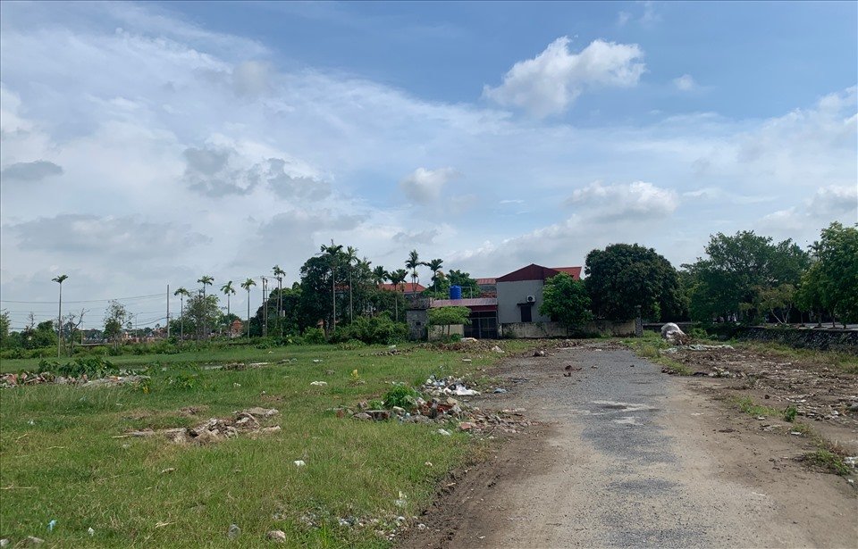 Chợ huyện Hưng Hà mới xây dựng được một vài hạng mục đã phải tạm dừng do chưa có đủ mặt bằng. Ảnh: T.D