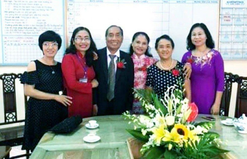 Nhà giáo Ưu tú Nguyễn Ngọc Ký trong lần về thăm lại Trường Năng khiếu Hải Hậu.