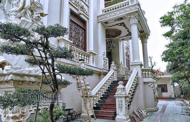 Kiến trúc đẹp mắt, cầu kì.