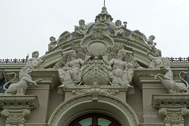 Các pho tượng thần thoại.