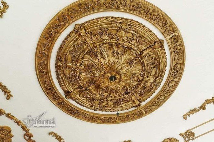 Hoa văn trang trí được làm bằng đồng mạ vàng 18k.