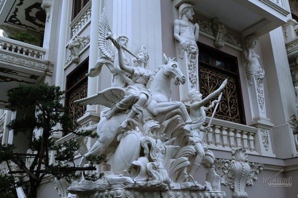 Trong khuôn viên có rất nhiều bức tượng như thế này.