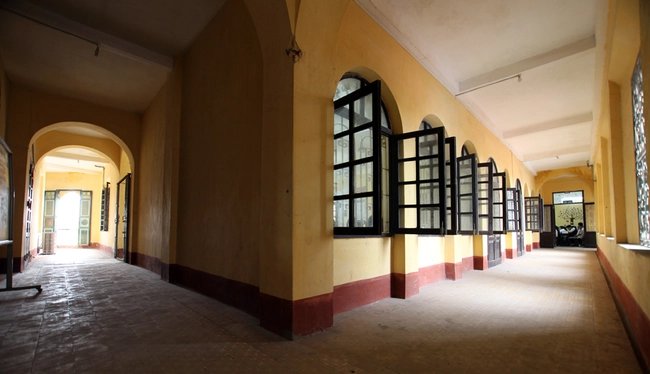 Nam Định có 1 ngôi trường cổ với kiến trúc châu Âu: Hành lang sâu hun hút như mê cung, học sinh đi lạc là chuyện bình thường - Ảnh 7.