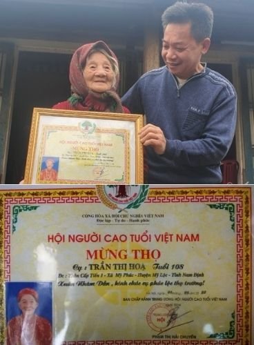  Bà Họa được Chủ tịch Hội người cao tuổi Việt Nam tặng giấy mừng thọ ở tuổi 108. (Ảnh: Vietnamnet)