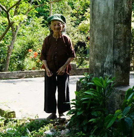  Bà lão có tới 114 người con cháu, các con đều đã lên chức ông bà. (Ảnh: Dân trí)