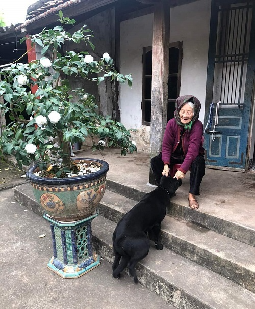  Những khoảnh khắc bình dị thường ngày của bà lão đã sống hơn 1 thế kỷ. (Ảnh: Vietnamnet)