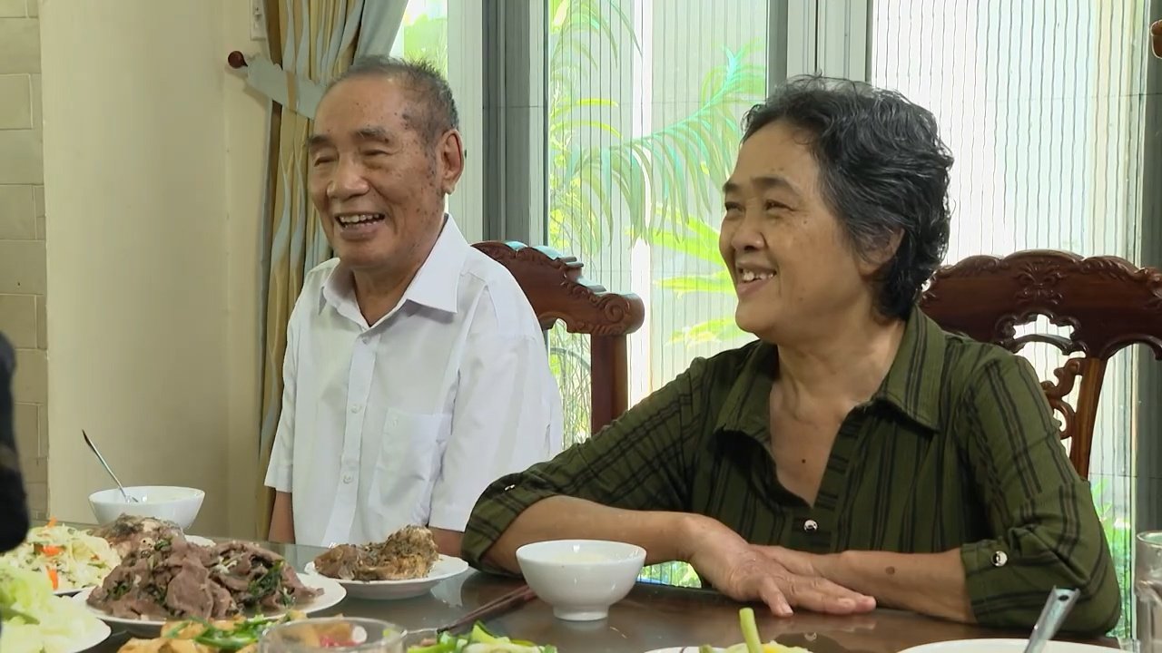 Cuộc sống hôn nhân hạnh phúc ở tuổi xế chiều của nhà giáo Nguyễn Ngọc Ký và bà xã khiến nhiều người ngưỡng mộ /// Ảnh: BTC