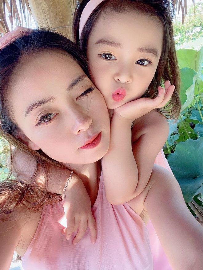 Bé gái Nam Định trời phú gương mặt xinh đẹp, 5 tuổi tự bắt xe lên phố thi mẫu nhí - Hình 2