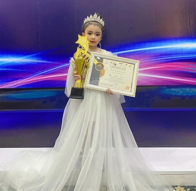 Bé gái Nam Định trời phú gương mặt xinh đẹp, 5 tuổi tự bắt xe lên phố thi mẫu nhí - Hình 12