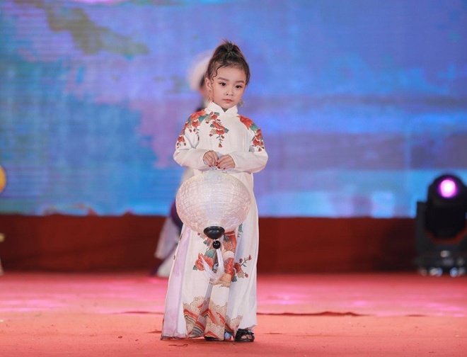 Bé gái Nam Định trời phú gương mặt xinh đẹp, 5 tuổi tự bắt xe lên phố thi mẫu nhí - Hình 17