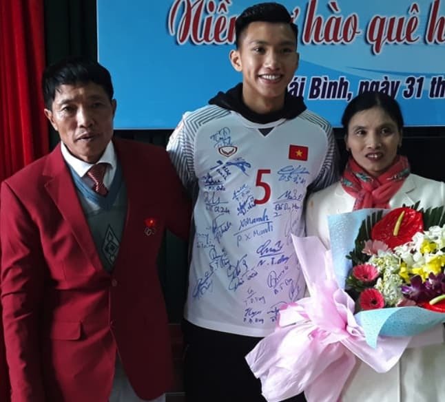  Cha mẹ Văn Hậu đã cố gắng rất nhiều để con trai được theo đuổi sự nghiệp. (Ảnh: FOX Sports Việt Nam)