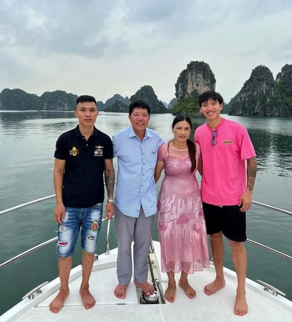  Có con trai tài giỏi, gia đình anh giờ đã sở hữu cuộc sống thoải mái hơn xưa. (Ảnh: IG Đoàn Văn Hậu)