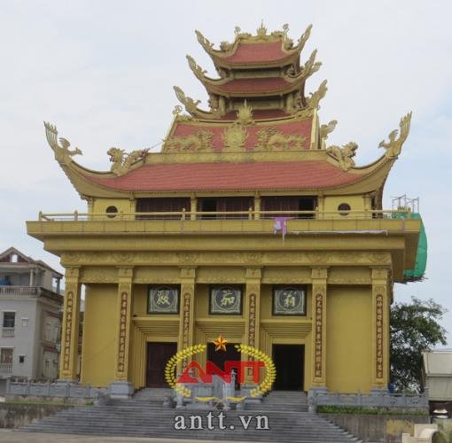 Công trình lăng mộ Đức Hoằng Nghị Đại Vương nằm ngay đầu làng, ánh màu vàng chóe trong ráng chiều thật ấn tượng