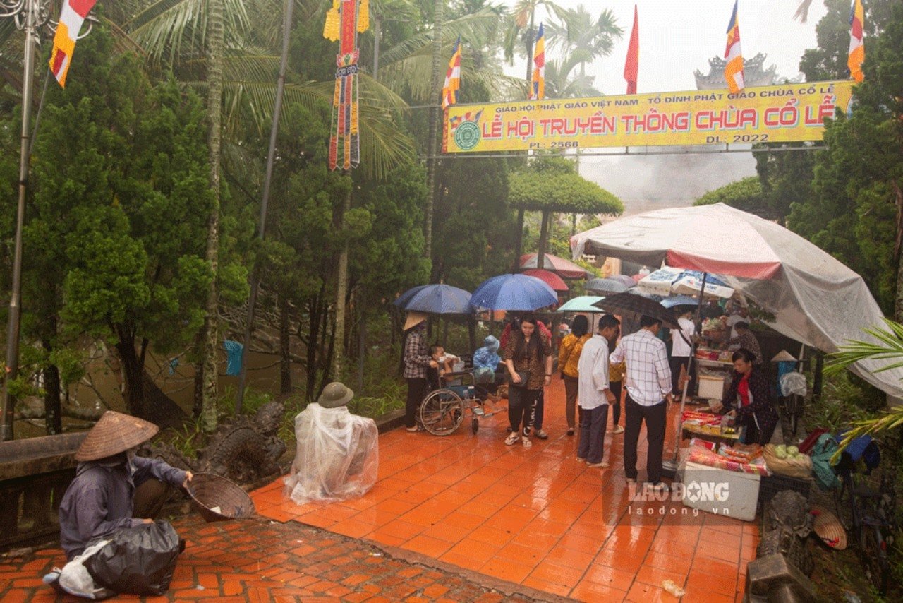 Mùa Lễ hội năm nay, khi ghé thăm di tích kiến trúc nghệ thuật này, rất nhiều du khách bị làm phiền bởi những người ăn xin ngồi kín bên lối ra vào Chùa.