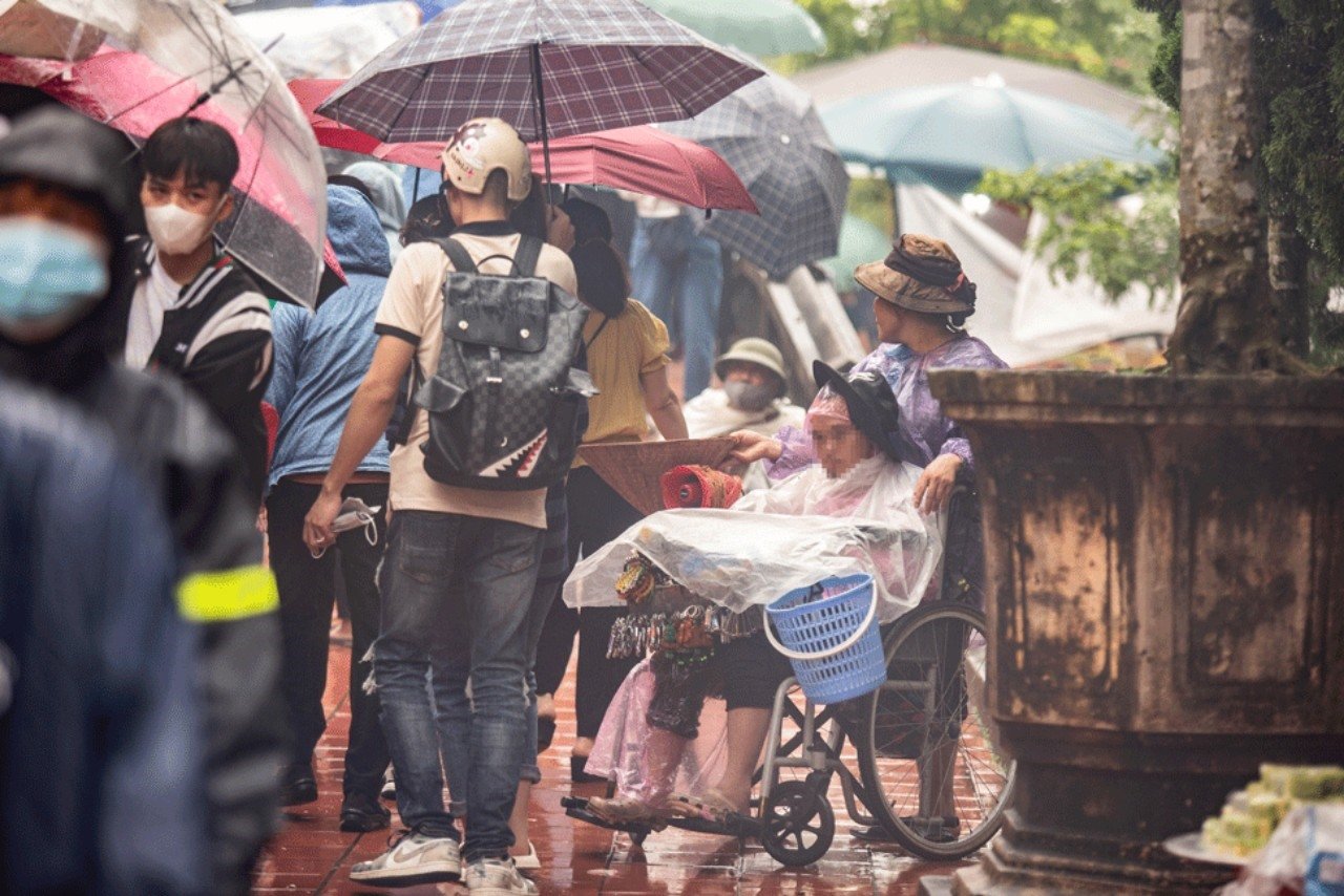 Anh Phan  Hồng N, du khách tham quan Lễ hội bày tỏ: “Chùa Cổ Lễ là một trong nhữung di tích kiến trúc nghệ thuật đã được Bộ Văn hóa , Thể thao và Du lịch xếp hạng từ năm 1988 và là điểm tham quan nổi tiếng của tỉnh Nam Định. Lễ hội chính là dịp để người dân huyện Trực Ninh quảng bá các giá trị văn hóa truyền thống đặc sắc, các phong tục tập quán tốt đẹp nhằm thu hút du khác, nhưng chứng kiến cảnh người ăn xin có mặt ở khắp các ngả đường dẫn vào chùa, thậm chí ngay bên trong chùa khiến du khách không khỏi phiền lòng”.