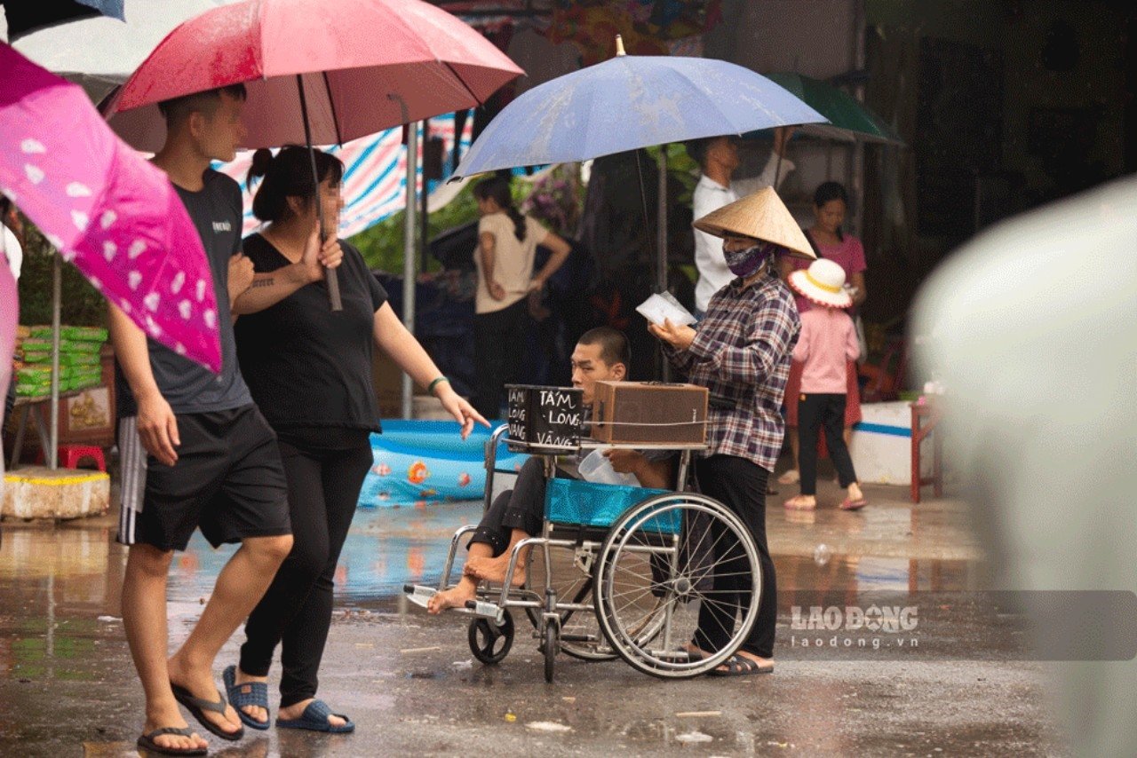 Người ăn xin tại đây gồm nhiều độ tuổi, trong đó có cả những người khuyết tật.