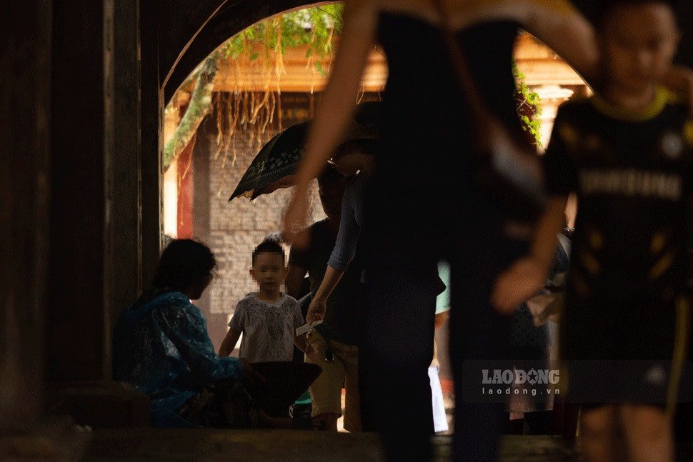 Theo ghi nhận của PV, trong chiều ngày 9.10 (tức ngày 14.9 Âm lịch) có gần 15 người ăn xin hoạt động trong khu vực khuân viên chùa Cổ Lễ.