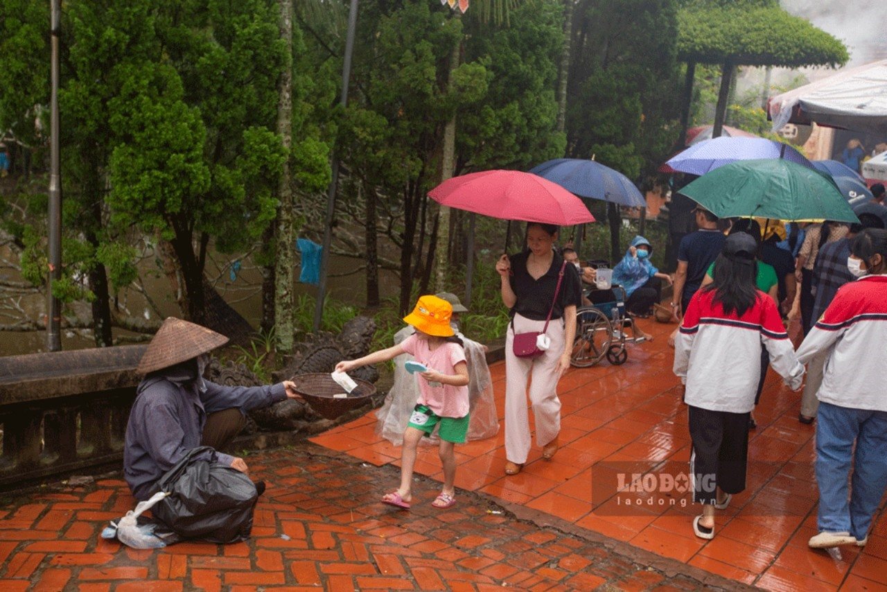 Những người ăn xin này thường tập trung tại một số khu vực có đông du khách qua lại như cổng chùa và hai cây cầu bắc qua hồ Chu Tích.