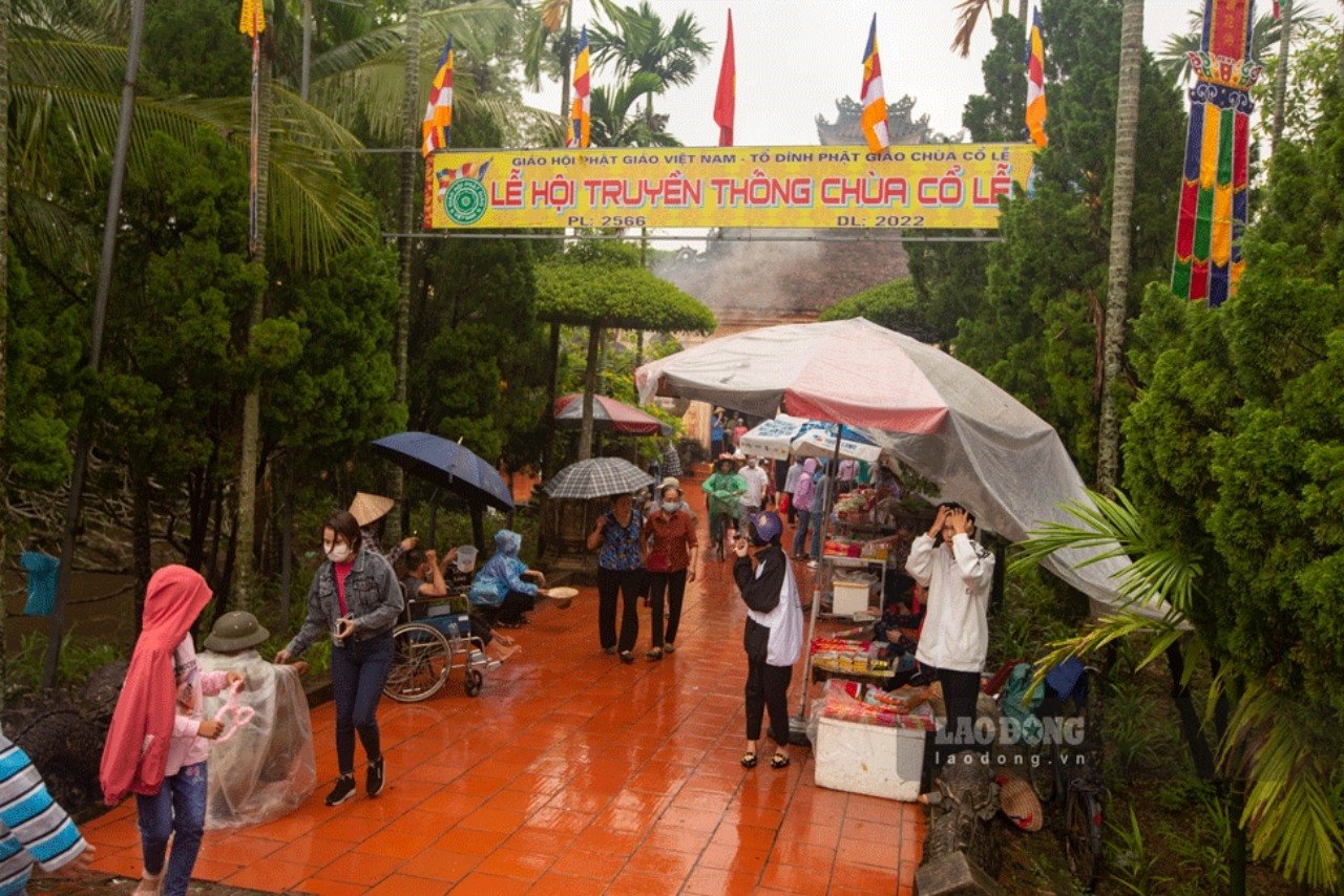 Trên cây cầu chính dẫn vào chùa, ngoài những người ăn xin đã chiếm một phần lối đi, những người bán hàng cũng thoải mái bày biện hàng quán, ô dù khiến lối đi lại của du khách trở nên chật hẹp, nhếch nhác.