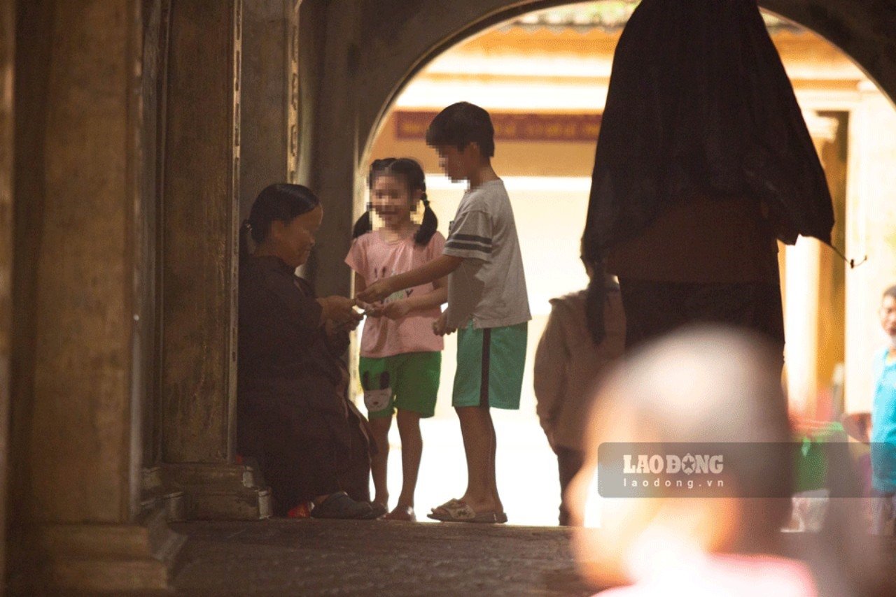 Chị Nguyễn Phương T., người bán hàng tại cổng chùa Cổ Lễ ngao ngán: “Người ăn xin ngồi ở cổng đền đa phần là người già và người khuyết tật, mỗi khi có khách đi qua họ lại nài nỉ xin tiền cho bằng được. Những người khách vào quán tôi mua hàng họ phàn nàn nhiều lắm”.