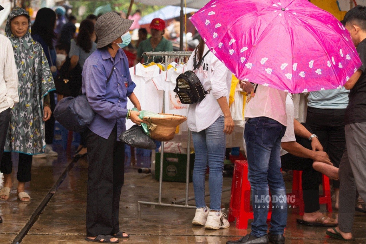 “Đa phần những người ăn xin, ăn mày ở đây đều tự phát, cứ ở đâu có lễ hội, tập trung đông người là họ đến. Điều này, xuất phát từ nhu cầu cuộc sống mà nguyên nhân một phần từ những người đi lễ muốn làm phúc, bố thí, làm việc thiện khi đến nơi đền, chùa. Từ đó, người ăn xin mới có “đất” để hành nghề. Tôi cũng biết, trong số những người ăn xin kia có cả những người khoẻ mạnh bình thường nhưng vẫn xin tiền của du khách. Để tránh tình trạng làm phúc không đúng đối tượng, tôi cũng mong Ban quản lý di tích tuyên truyền và cảnh báo tới du khách về hiện tượng này”, ông Vũ Văn H, người dân địa phương thông tin.