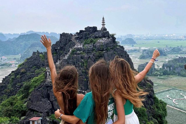 Cảnh sắc Thu ở Hang Múa hút khách du lịch - Ảnh 1. Cảnh sắc Thu ở Hang Múa hút khách du lịch - Ảnh 1.