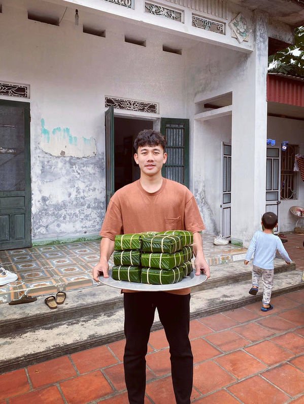Cầu thủ đội tuyển Việt Nam báo hiếu cha mẹ như thế nào?