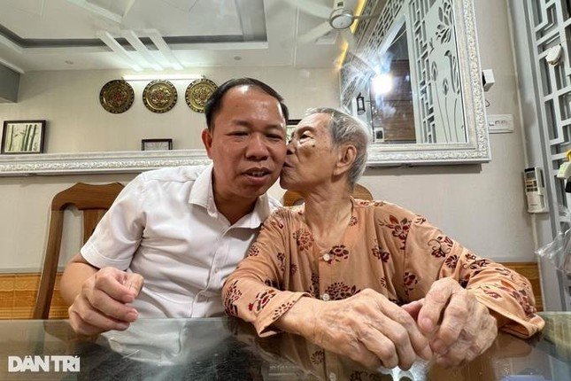 Chuyện ít người biết về ông bố Hà Nội chăm mẹ U100 gây 'sốt' cộng đồng ảnh 1