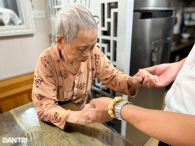 Chuyện ít người biết về ông bố Hà Nội chăm mẹ U100 gây 'sốt' cộng đồng ảnh 10