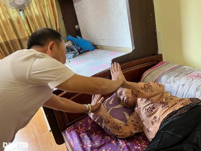 Chuyện ít người biết về ông bố Hà Nội chăm mẹ U100 gây 'sốt' cộng đồng ảnh 9