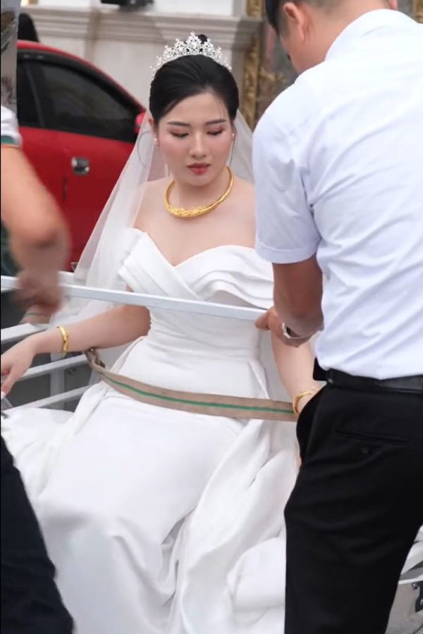 Cô dâu ăn mặc không quá cầu kỳ nhưng rất tôn dáng. (Ảnh: Chụp màn hình TikTok P.) Cô dâu ăn mặc không quá cầu kỳ nhưng rất tôn dáng. (Ảnh: Chụp màn hình TikTok P.)
