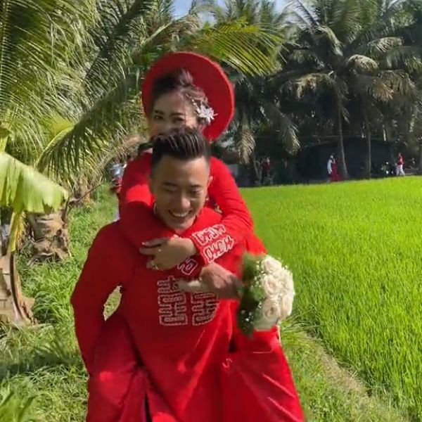 Nụ cười hạnh phúc của cả cô dâu và chú rể trên đường rước dâu. (Ảnh: Chụp màn hình TikTok N.B) Nụ cười hạnh phúc của cả cô dâu và chú rể trên đường rước dâu. (Ảnh: Chụp màn hình TikTok N.B)