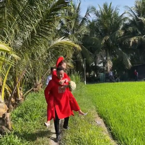 Hành động của chú rể thể hiện sự yêu thương với người bạn đời của mình. (Ảnh: Chụp màn hình TikTok N.B) Hành động của chú rể thể hiện sự yêu thương với người bạn đời của mình. (Ảnh: Chụp màn hình TikTok N.B)