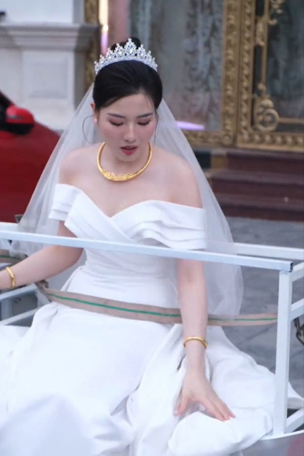 Cô dâu ăn mặc khá tinh tế, vừa thể hiện được phong cách hiện đại nhưng vẫn giữ được nét truyền thống. (Ảnh: Chụp màn hình TikTok P.) Cô dâu ăn mặc khá tinh tế, vừa thể hiện được phong cách hiện đại nhưng vẫn giữ được nét truyền thống. (Ảnh: Chụp màn hình TikTok P.)
