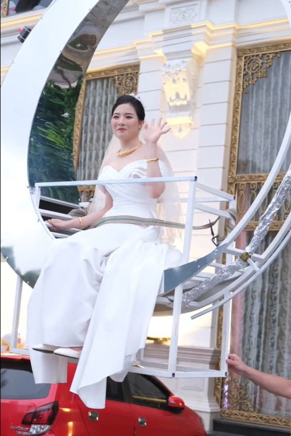 Nụ cười hạnh phúc của cô dâu nhân ngày trọng đại. (Ảnh: Chụp màn hình TikTok P.) Nụ cười hạnh phúc của cô dâu nhân ngày trọng đại. (Ảnh: Chụp màn hình TikTok P.)