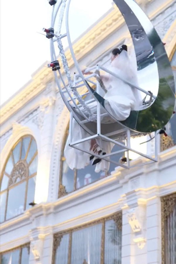 Màn rước dâu vô cùng ấn tượng với phương tiện là cần cẩu. (Ảnh: Chụp màn hình TikTok P.) Màn rước dâu vô cùng ấn tượng với phương tiện là cần cẩu. (Ảnh: Chụp màn hình TikTok P.)