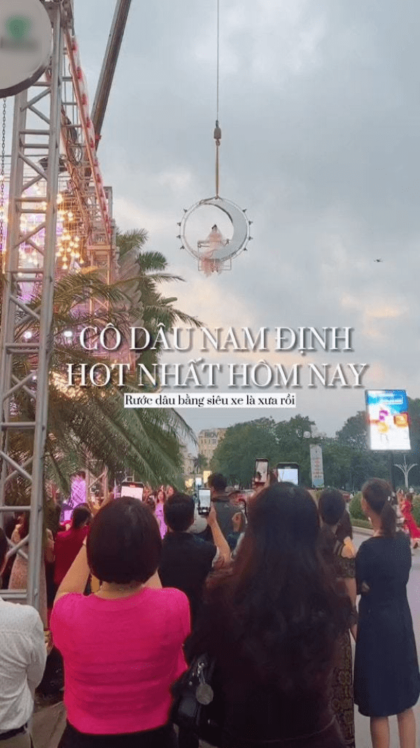 Đây có lẽ là lần đầu tiên có người dùng cần cẩu để rước dâu. (Ảnh: Chụp màn hình TikTok Q.N.N.Đ) Đây có lẽ là lần đầu tiên có người dùng cần cẩu để rước dâu. (Ảnh: Chụp màn hình TikTok Q.N.N.Đ)