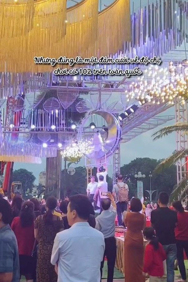 Cần cẩu đưa cô dâu tiến lại gần lễ đường rồi hạ xuống. (Ảnh: Chụp màn hình TikTok Q.N.N.Đ) Cần cẩu đưa cô dâu tiến lại gần lễ đường rồi hạ xuống. (Ảnh: Chụp màn hình TikTok Q.N.N.Đ)