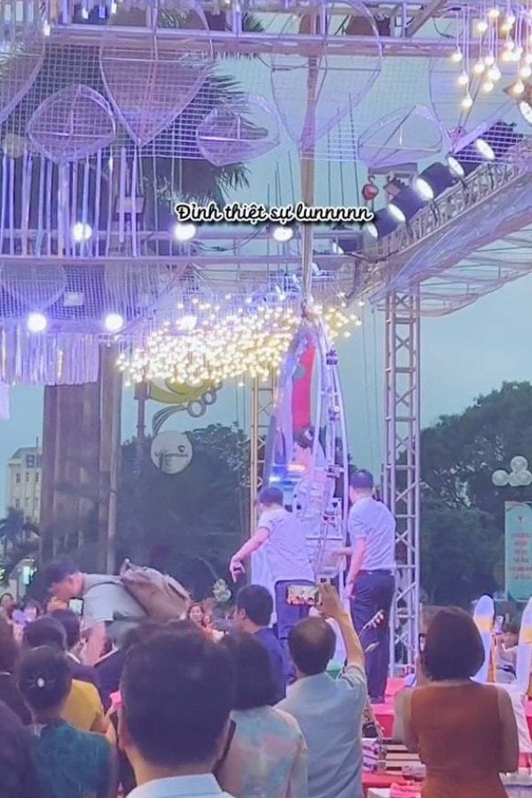 Vài người ra hỗ trợ cô dâu bước ra từ chiếc xe hoa đặc biệt. (Ảnh: Chụp màn hình TikTok Q.N.N.Đ) Vài người ra hỗ trợ cô dâu bước ra từ chiếc xe hoa đặc biệt. (Ảnh: Chụp màn hình TikTok Q.N.N.Đ)