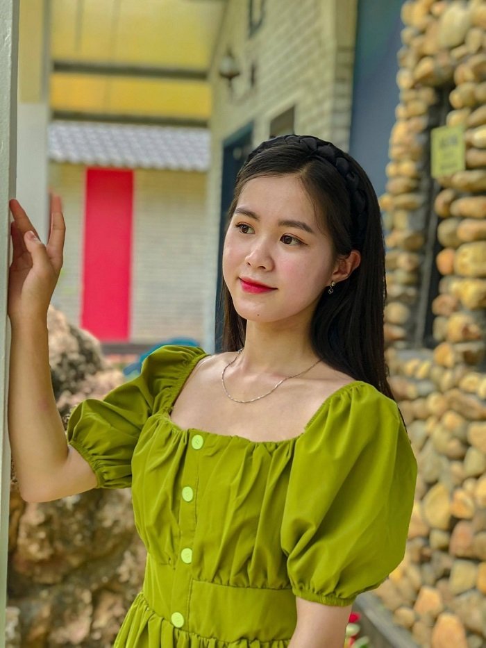  Cô bạn ăn mặc khá giản dị làm nổi bật nên gương mặt trong sáng, ngây thơ.  (Ảnh: FB L.N.D)