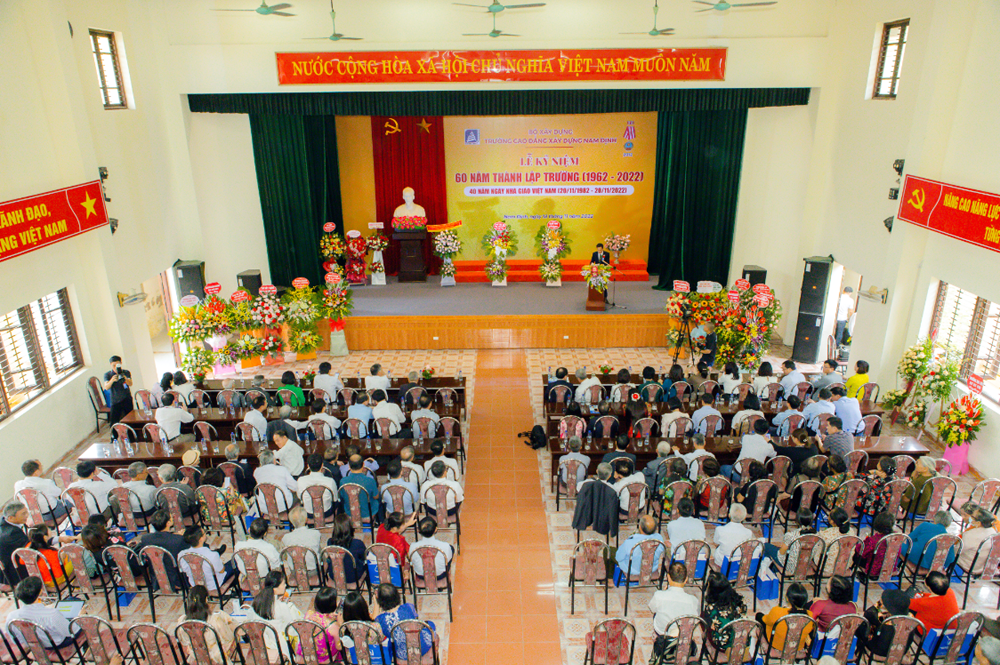 Thứ trưởng Bộ Xây dựng Nguyễn Văn Sinh chúc mừng 60 năm thành lập Trường Cao đẳng Xây dựng Nam Định Thứ trưởng Bộ Xây dựng Nguyễn Văn Sinh chúc mừng 60 năm thành lập Trường Cao đẳng Xây dựng Nam Định