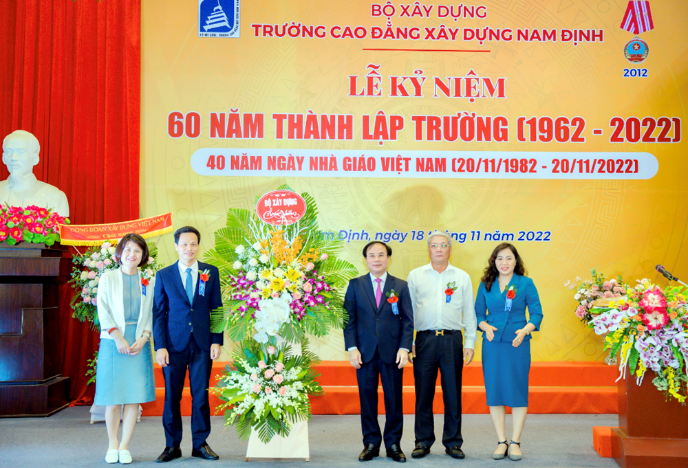 Thứ trưởng Bộ Xây dựng Nguyễn Văn Sinh chúc mừng 60 năm thành lập Trường Cao đẳng Xây dựng Nam Định Thứ trưởng Bộ Xây dựng Nguyễn Văn Sinh chúc mừng 60 năm thành lập Trường Cao đẳng Xây dựng Nam Định