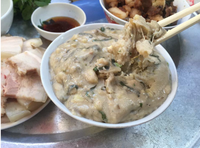 Về quê bạn trai ăn cỗ, cô nàng thắc mắc Sao cháo nhà anh nấu đặc thế liền bị cả họ cười khẩy - Hình 2