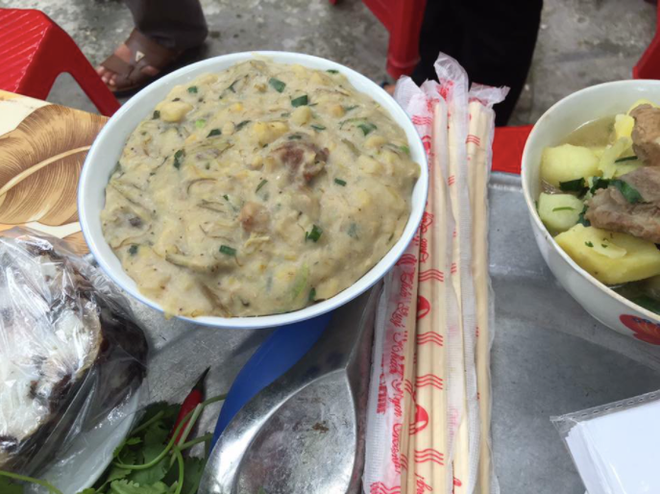 Về quê bạn trai ăn cỗ, cô nàng thắc mắc Sao cháo nhà anh nấu đặc thế liền bị cả họ cười khẩy - Hình 3